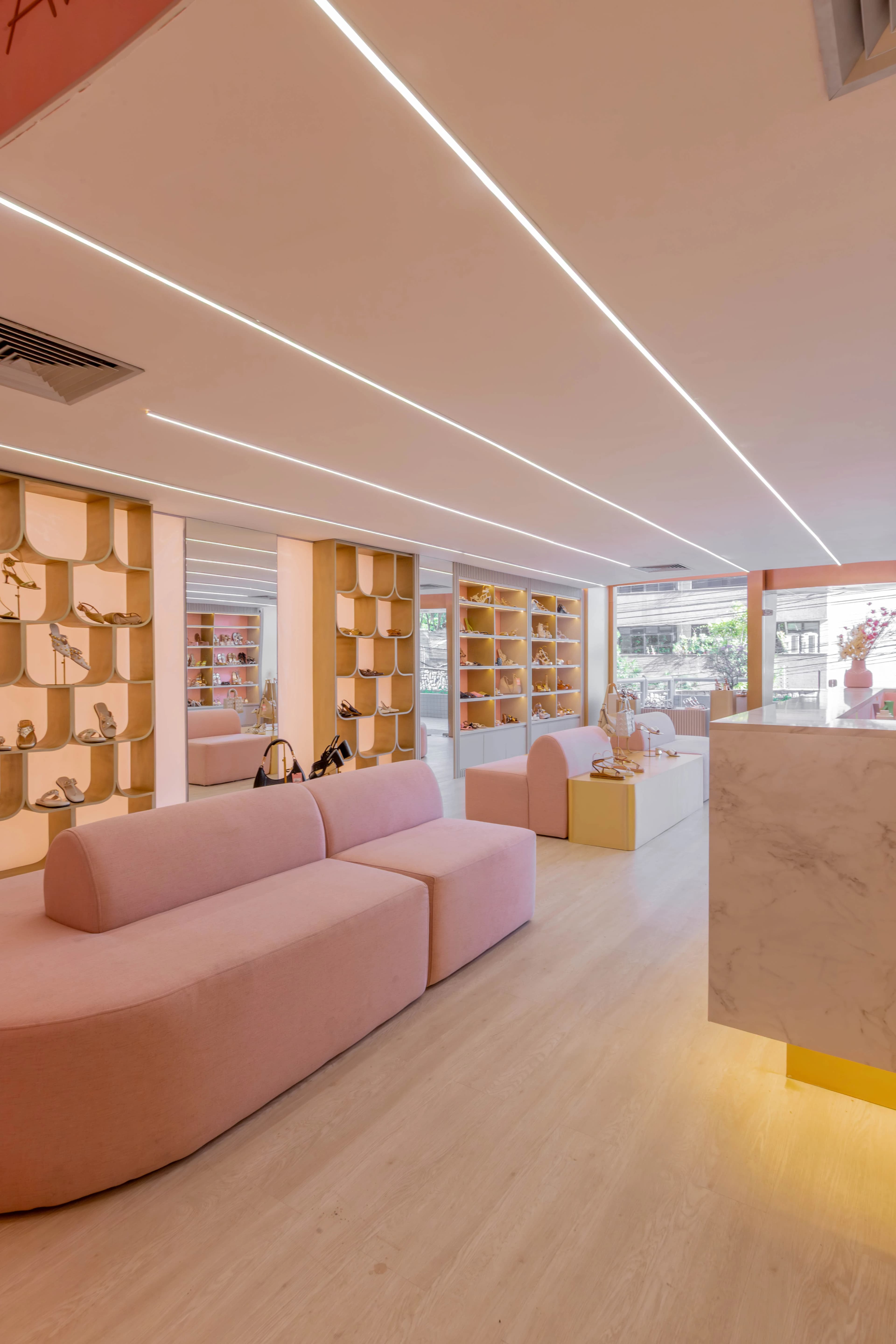Ambiente comercial AV by Aline Vieira projetado em Fortaleza